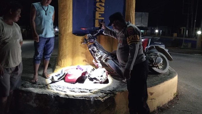 Motor tabrak tugu di Konawe Selatan tewaskan seorang pelajar.