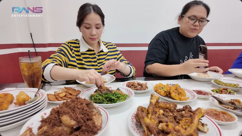 Nagita Slavina Nagita Slavina kulineran di Bandung selama 12 jam
