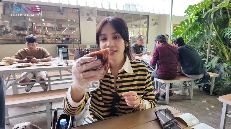 Nagita Slavina Nagita Slavina kulineran di Bandung selama 12 jam