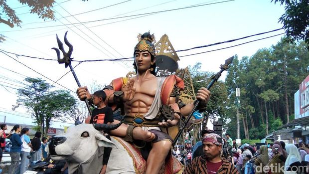 Ogoh-ogoh Hanoman dan Batara Guru dikirab di Grebeg Suro Gunung Tidar Magelang, Senin (15/6/2026). Ogoh-ogoh Batara Guru dikirab di Grebeg Suro Gunung Tidar Magelang, Senin (15/6/2026).
