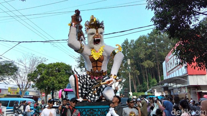 Ogoh-ogoh Hanoman dan Batara Guru dikirab di Grebeg Suro Gunung Tidar Magelang, Senin (15/6/2026).