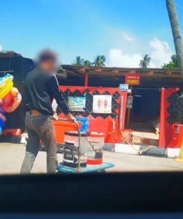 Pakai Selang dari Toilet, Penjual Minuman Ini Dikecam Banyak Orang