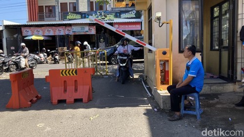 Palang pintu parkir otomatis pasar Galiran yang mengalami keruskaan di Klungkung, Bali, Senin (15/6/2026). (Fatih Kudus Jaelani/detikBali).