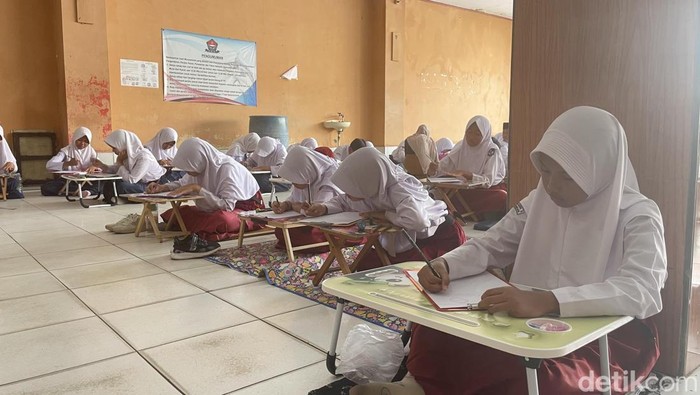 Para peserta lomba menulis di Tempat Pelelangan Ikan (TPI) Pangandaran.