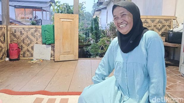 Partinah di teras rumah Kiryono Partinah di teras rumah Kiryono
