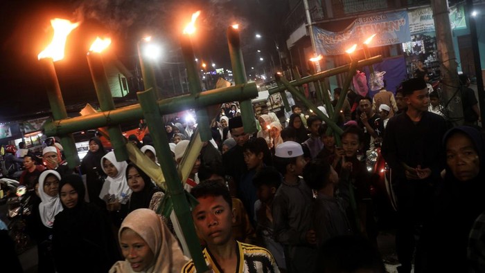 Sejumlah warga mengikuti pawai obor dan dondang di Cikiwul, Bantargebang, Bekasi, Jawa Barat, Senin (15/6/2026). Pawai obor keliling itu bertujuan untuk menyambut Tahun Baru Islam 1 Muharam 1448 Hijriah. ANTARA FOTO/Darryl Ramadhan/bar