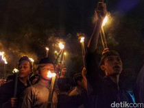 Bupati Bandung Bagi-bagi Kain Kafan di Malam Tahun Baru Islam
