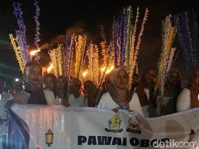 Pawai obor menyambut Tahun Baru Hijriah di Pangkalan Bun Kalteng, Senin (15/6/2026).
