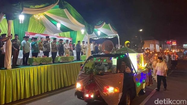 Pawai obor menyambut Tahun Baru Hijriah di Pangkalan Bun Kalteng, Senin (15/6/2026). Pawai obor menyambut Tahun Baru Hijriah di Pangkalan Bun Kalteng, Senin (15/6/2026).
