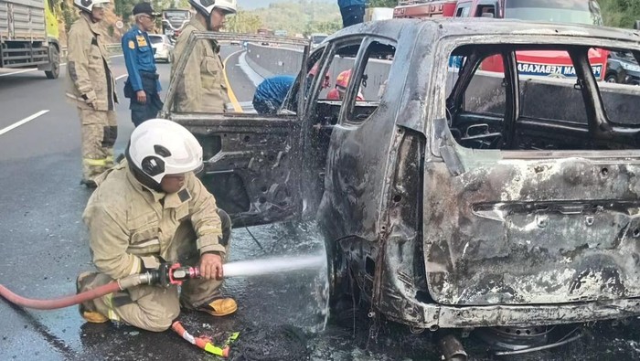 Pemadaman mobil terbakar di Tol Semarang, Senin (15/6/2026) sore.