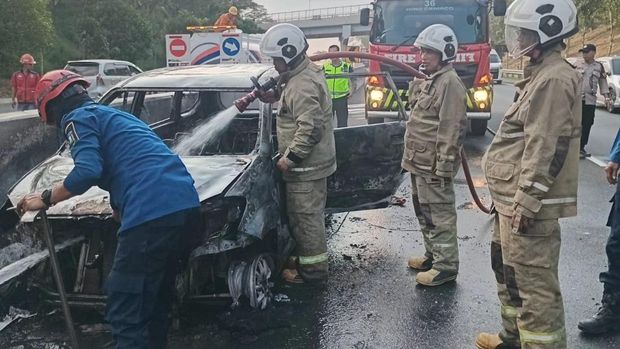 Pemadaman mobil terbakar di Tol Semarang, Senin (15/6/2026) sore. Pemadaman mobil terbakar di Tol Semarang, Senin (15/6/2026) sore.