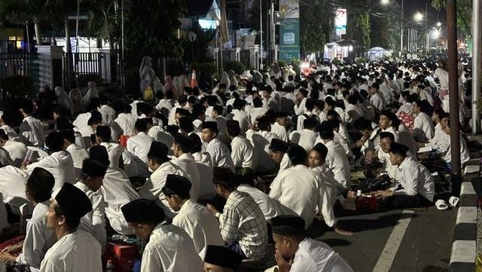 Ribuan Santri dan warga berkumpul di halaman Balai Kota Kediri sambut Tahun Baru Islam 1448 H dengan istigasah