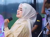 Kisah Nunu Unyil: Bersinar Lewat Payungan dan Lika-liku Biduan Pantura