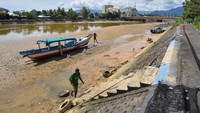 Pascabencana banjir bandang 7 bulan lalu, nelayan di kawasan Air Tawar dan Ulak Karang Utara kesulitan melaut karena pendangkalan sungai oleh sedimentasi lumpur yang menumpuk di tepi hingga di tengah sungai sehingga menghambat perahu untuk berlayar. ANTARA FOTO/Fitra Yogi ANTARA FOTO/Fitra Yogi