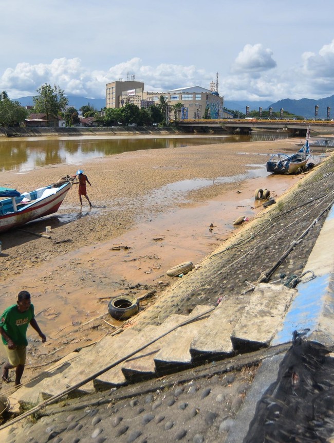 Pendangkalan Sungai Hambat Nelayan Pergi Melaut