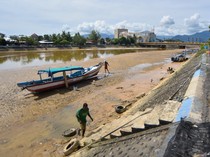 Pendangkalan Sungai Hambat Nelayan Pergi Melaut