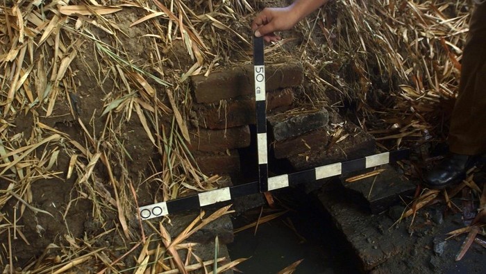 Petugas melakukan identifikasi awal dengan mengukur dimensi struktur kuno yang merupakan objek diduga cagar budaya (ODCB) di Kamulan, Trenggalek, Jawa Timur, Senin (15/6/2026). Struktur bata merah berbentuk persegi berukuran 78 sentimeter x 82 sentimeter dengan kedalaman sekitar 84 sentimeter yang ditemukan pada lapisan tanah sedalam 1,5 meter tersebut diduga merupakan bagian dari saluran air atau petirtaan kuno yang berkaitan dengan peninggalan permukiman masa kerajaan di kawasan itu. ANTARA FOTO/Destyan Sujarwoko/bar