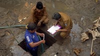 Petugas melakukan identifikasi awal dengan mengukur dimensi struktur kuno yang merupakan objek diduga cagar budaya (ODCB) di Kamulan, Trenggalek, Jawa Timur, Senin (15/6/2026). ANTARA FOTO/Destyan Sujarwoko