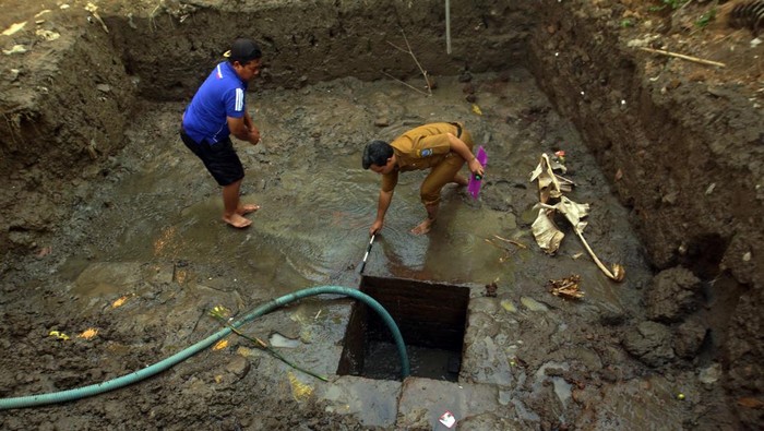 Petugas melakukan identifikasi awal dengan mengukur dimensi struktur kuno yang merupakan objek diduga cagar budaya (ODCB) di Kamulan, Trenggalek, Jawa Timur, Senin (15/6/2026). Struktur bata merah berbentuk persegi berukuran 78 sentimeter x 82 sentimeter dengan kedalaman sekitar 84 sentimeter yang ditemukan pada lapisan tanah sedalam 1,5 meter tersebut diduga merupakan bagian dari saluran air atau petirtaan kuno yang berkaitan dengan peninggalan permukiman masa kerajaan di kawasan itu. ANTARA FOTO/Destyan Sujarwoko/bar