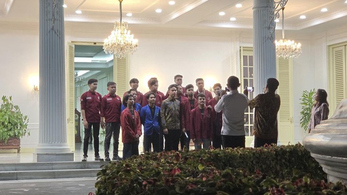 Perwakilan mahasiswa dari Universitas Bung Karno (UBK) dan Universitas MH Thamrin yang berdemo di Patung Kuda, Jakarta Pusat, menemui Wapres Gibran Rakabuming Raka