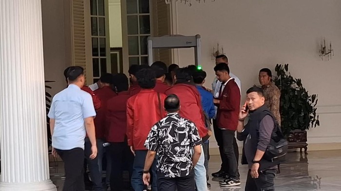 Perwakilan mahasiswa masuk ke Kantor Wapres (Taufiq/detikcom)