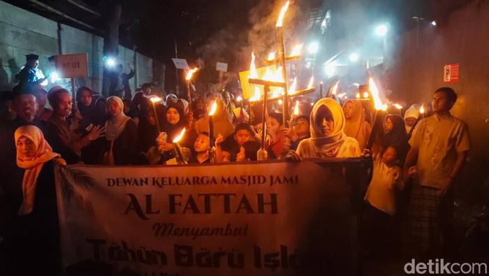 Peserta pawar obor sambut Tahun Baru Islam 1448 Hijriah di Cimahi