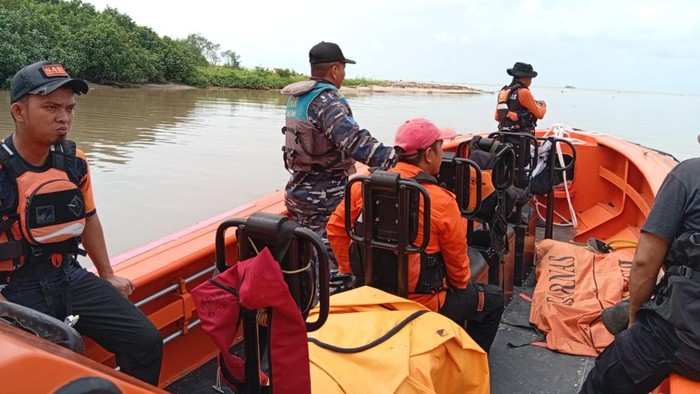 Petugas mencari dua nelayan yang hilang usai kapal mereka dihantam ombak di perairan Lampung Timur