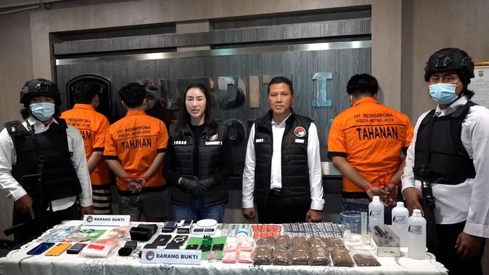 Polda Metro Jaya membongkar home industry narkoba di Jaktim, dan menangkap dua pelaku. (dok. ist)