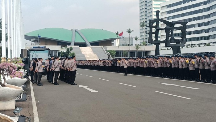 Polda Metro Jaya menggelar apel pasukan pengamanan demo hari ini di DPR, Jakarta Pusat, Senin (15/6/2026).