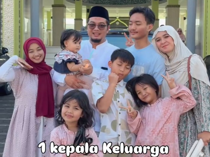 Kisah viral istri pertama bagikan momen poligami, miliki 1 kepala keluarga dengan 2 kartu keluarga, jadi sorotan warganet di media sosial.