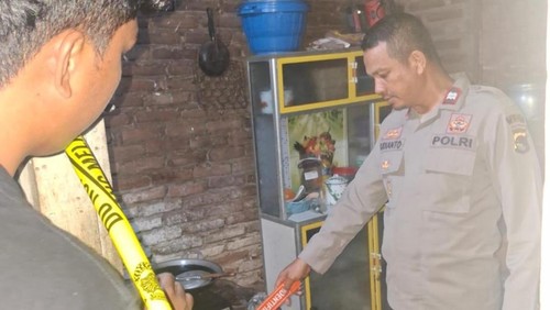 Polisi melakukan identifikasi di lokasi warga bakar diri di Desa Lewintana, Kecamatan Soromandi, Kabupaten Bima, NTB, pada Minggu (14/6/2026). (Foto: Dok. Polsek Soromandi)