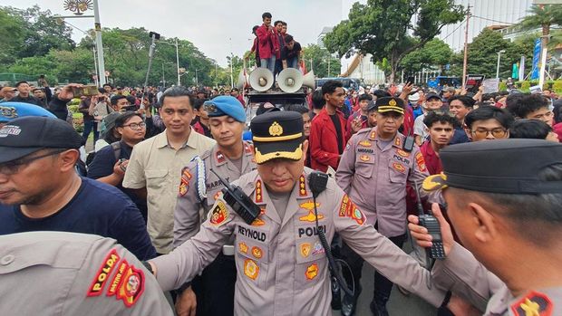 Polisi memberikan pelayanan humanis ke massa demo di Silang Monas, berikan roti dan air mineral, Senin (15/6/2026).