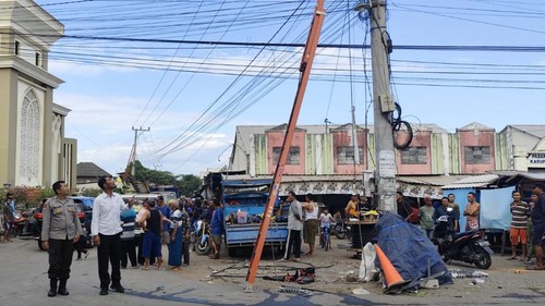 Polisi memeriksa lokasi petugas PLN tersetrum hingga tewas saat memperbaiki jaringan listrik di Desa Pohgading, Kecamatan Pringgabaya, Lombok Timur, NTB, Senin (15/6/2026). (Dok. Polres Lombok Timur)