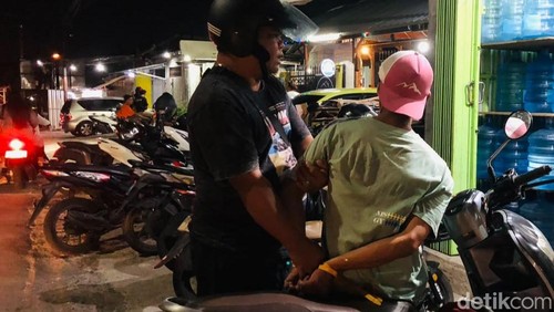 Polisi mengamankan seorang pria di pinggir jalan Kota Mataram terkait kasus narkoba, Senin (15/6/2026).