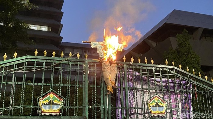 Polisi semprotkan water canon padamkan pembakaran ban-boneka jelangkung dalam aksi di halaman Gubernuran, Kecamatan Semarang Selatan, Kota Semarang, Senin (15/6/2026).