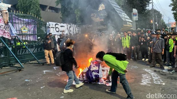 Polisi semprotkan water canon padamkan pembakaran ban-boneka jelangkung dalam aksi di halaman Gubernuran, Kecamatan Semarang Selatan, Kota Semarang, Senin (15/6/2026). Polisi semprotkan water canon padamkan pembakaran ban-boneka jelangkung dalam aksi di halaman Gubernuran, Kecamatan Semarang Selatan, Kota Semarang, Senin (15/6/2026).