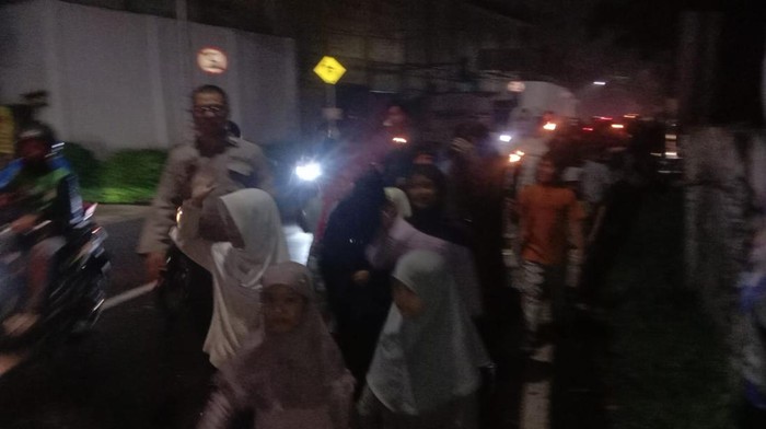 Polsek Ciputat Timur mengawal warga yang turun ke jalan untuk pawai obor menyambut tahun baru Islam 1 Muharam 1448 Hijriah.