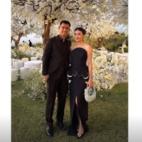 Gaya Serasi Pratama Arhan Gandeng Pacar Baru di Pernikahan Jennifer Coppen