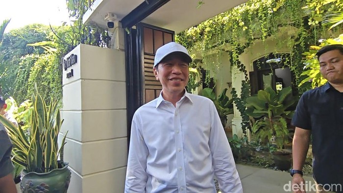 Presiden ke-7 RI, Joko Widodo saat ditemui di Kediaman Sumber, Banjarsari, Senin (15/6/2026).