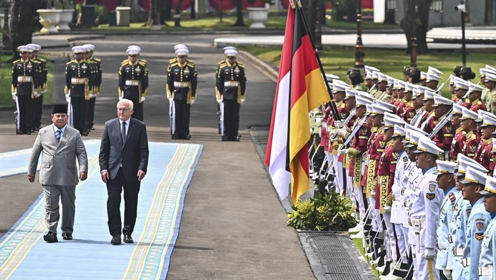 Presiden Prabowo Subianto (kiri) bersama Presiden Jerman Frank Walter Steinmeier (kanan) berjalan memeriksa pasukan di Istana Merdeka, Jakarta, Senin (15/6/2026). Presiden Prabowo Subianto menerima kunjungan Presiden Jerman Frank Walter Steinmeier untuk memperkuat hubungan kemitraan strategis kedua negara di berbagai bidang. ANTARA FOTO/Bayu Pratama S/hma/kye