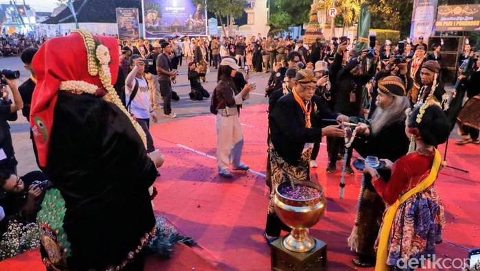 Prosesi kirab pusaka di Ponorogo