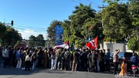 Foto: Esti Dalam aksi ini, Jalan Yos Sudarso sempat ditutup sementara oleh petugas.
