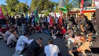 Massa yang memakan separuh badan jalan itu juga sempat bakar-bakar ban. Sekitar pukul 15.00 WIB, Wakil Ketua DPRD Surabaya Bahtiyar Rifai dan Ketua Komisi A Yona Bagus Widyatmoko menemui mereka.