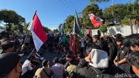 Aksi demo ini dilakukan sejak pukul 14.00 WIB di Jalan Yos Sudarso atau tepat di depan gedung DPRD Surabaya. Salah satu tuntutan mahasiswa yakni terkait kenaikan BBM.
