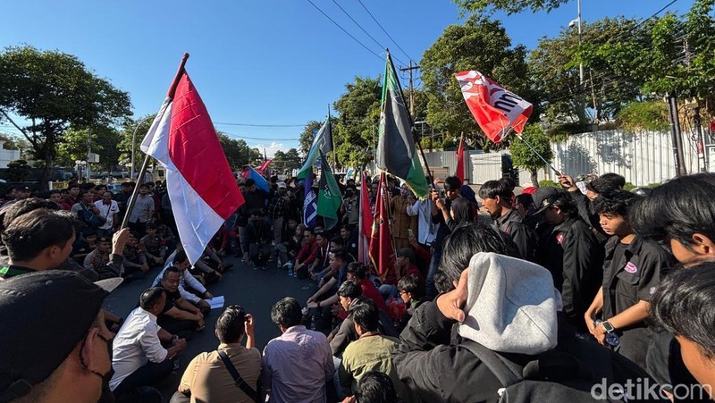 Puluhan Mahasiswa Cipayung Plus Aksi di DPRD Surabaya