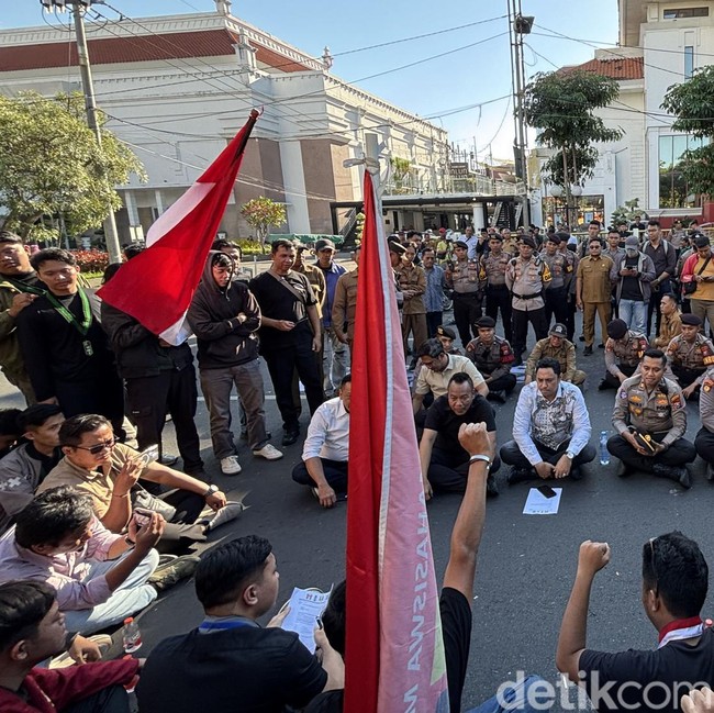 Demo Mahasiswa di DPRD Kota Surabaya