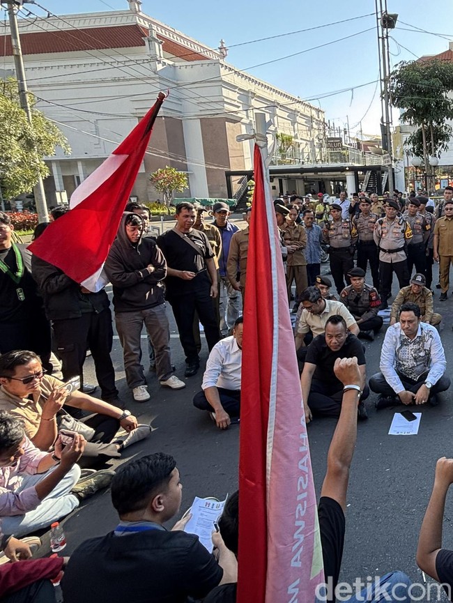 Demo Mahasiswa di DPRD Kota Surabaya