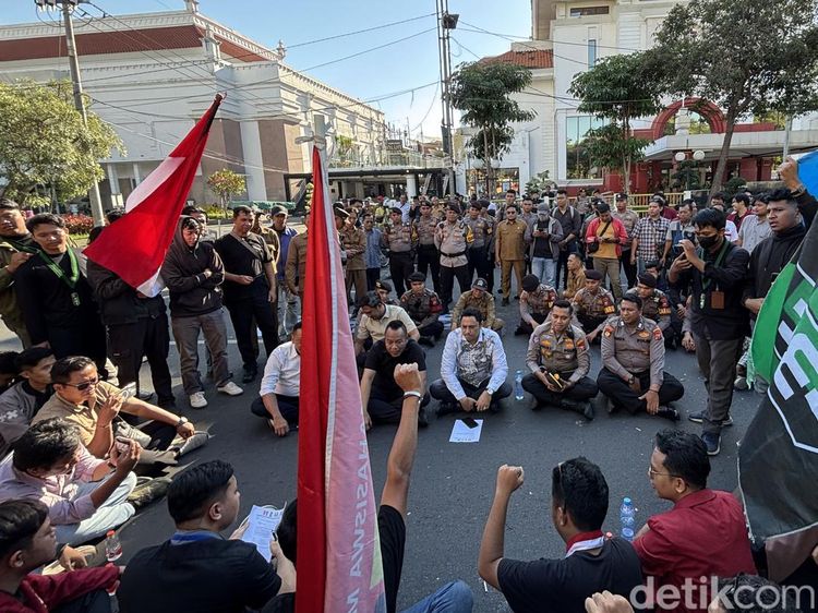Demo Mahasiswa di DPRD Kota Surabaya