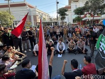 Demo Mahasiswa di DPRD Kota Surabaya