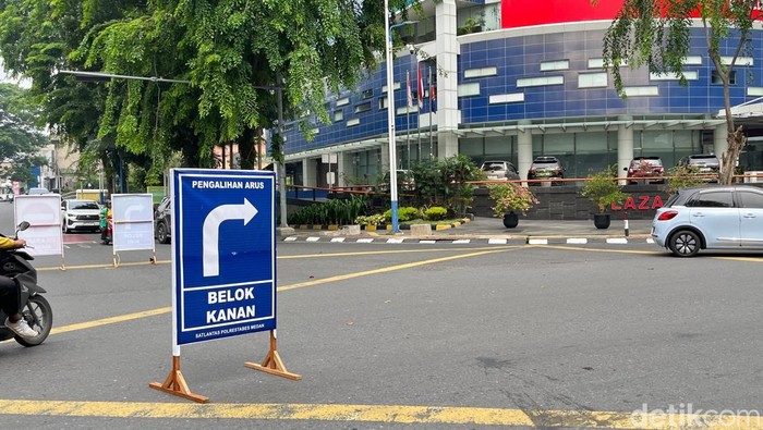 Rambu-rambu pengalihan arus lalu lintas. (Finta Rahyuni/detikSumut)
